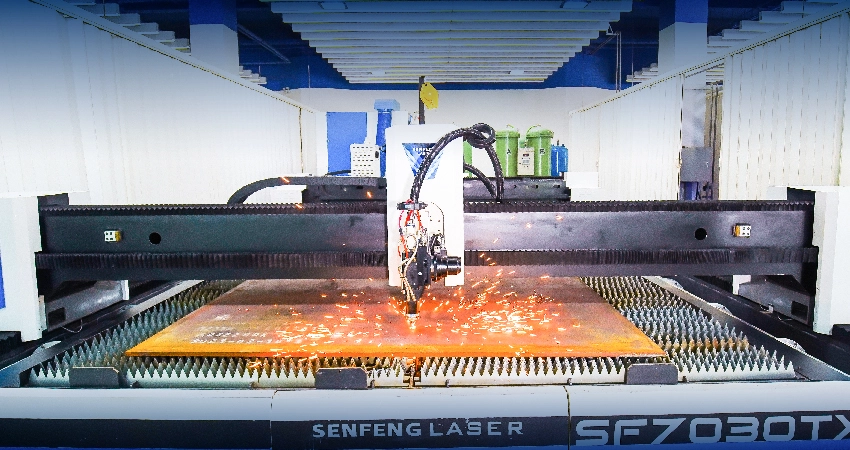 ファイバーレーザー切断機