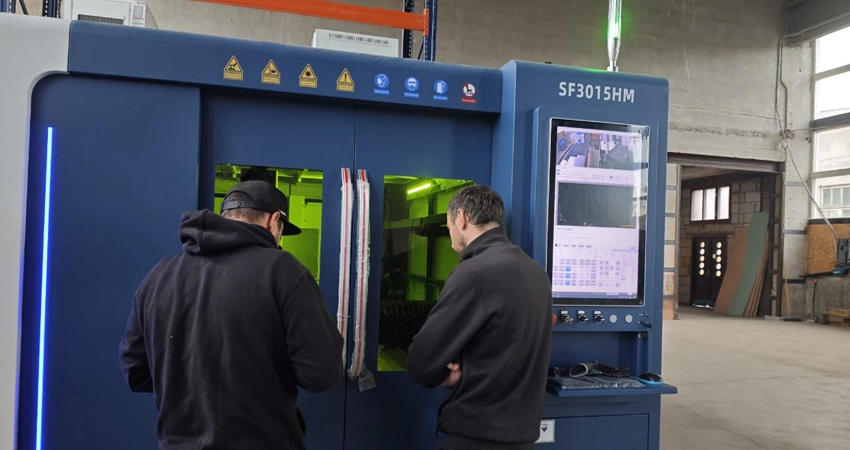 ラトビアにおけるSENFENG SF3015HMの設置とトレーニング